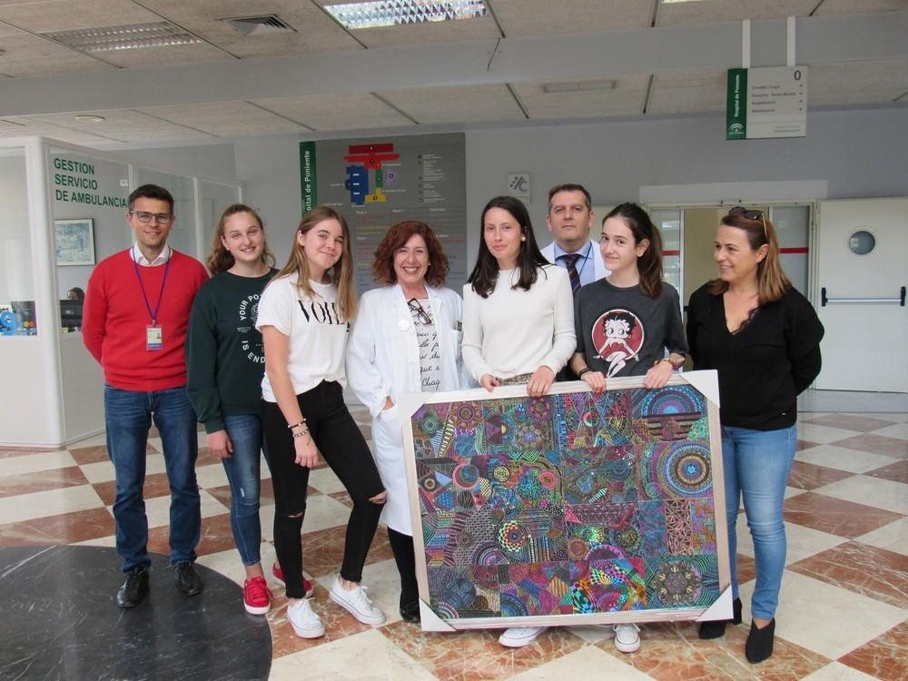 El Hospital de Poniente recibe la donación de un cuadro realizado por el alumnado del IES Murgi de El Ejido