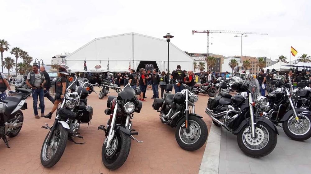 Cientos de moteros de toda España celebran en Adra el II aniversario de la peña Custom Poniente