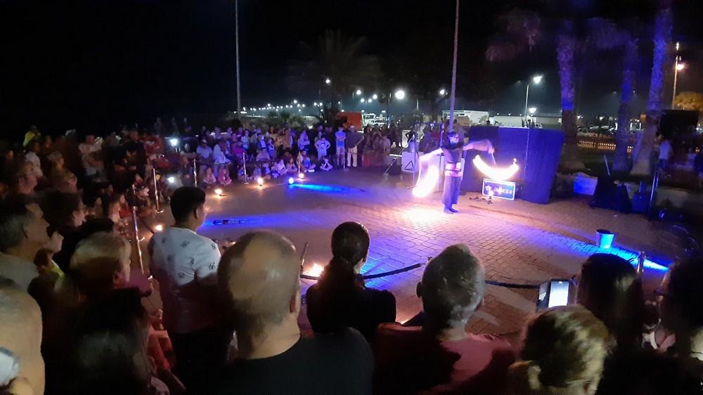 El fuego ilumina las playas de la costa abderitana en la noche más mágica del año