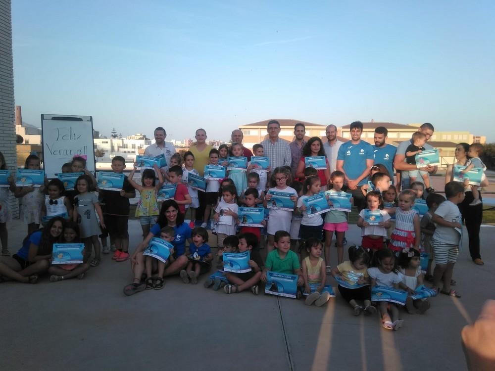 La Piscina Municipal de Adra clausura el programa ‘Nadar es Vida’ con la participación de 360 alumnos