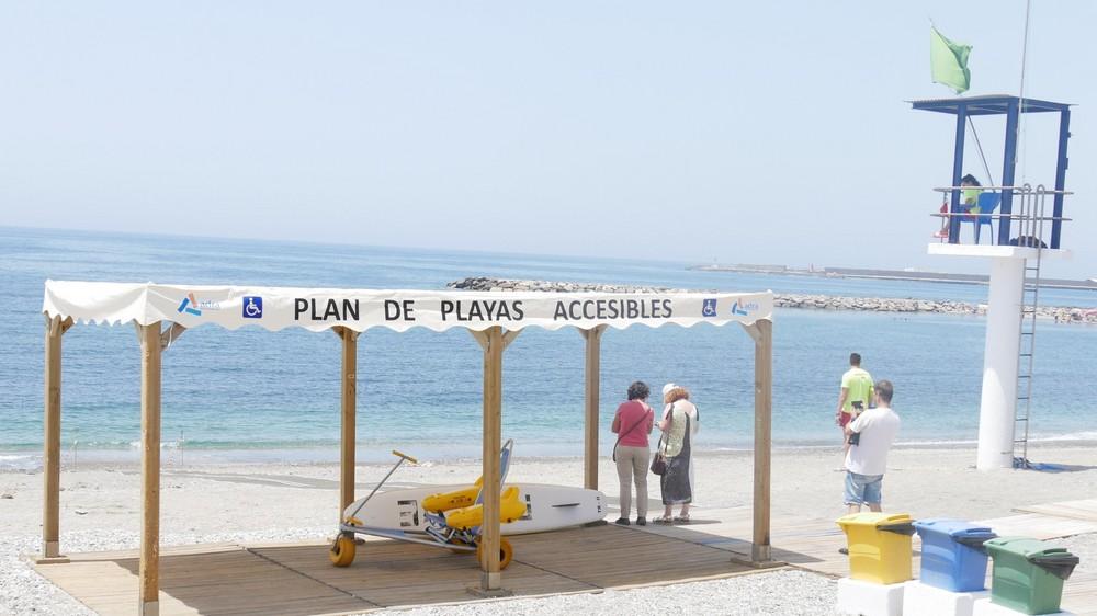 La FAAM comprueba el alto nivel de accesibilidad de las playas de la costa de Adra