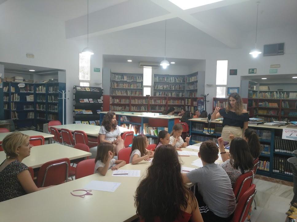 Taller de lengua de signos en la Biblioteca Municipal 'Miguel de Cervantes' de Las Cabañuelas para el verano