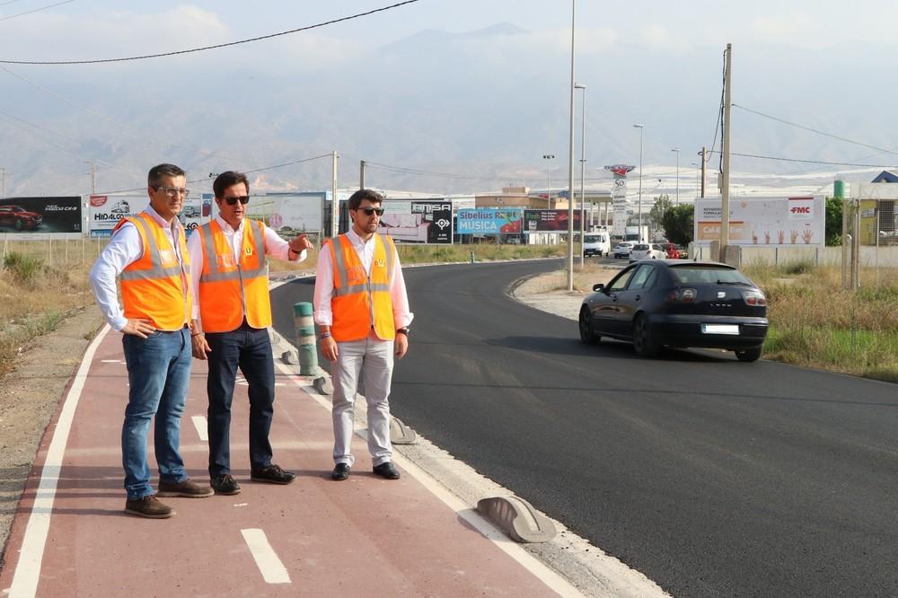 La regeneración del pavimento de la carretera entre Las Norias y Santa María del Águila se realiza en menos de 8 horas