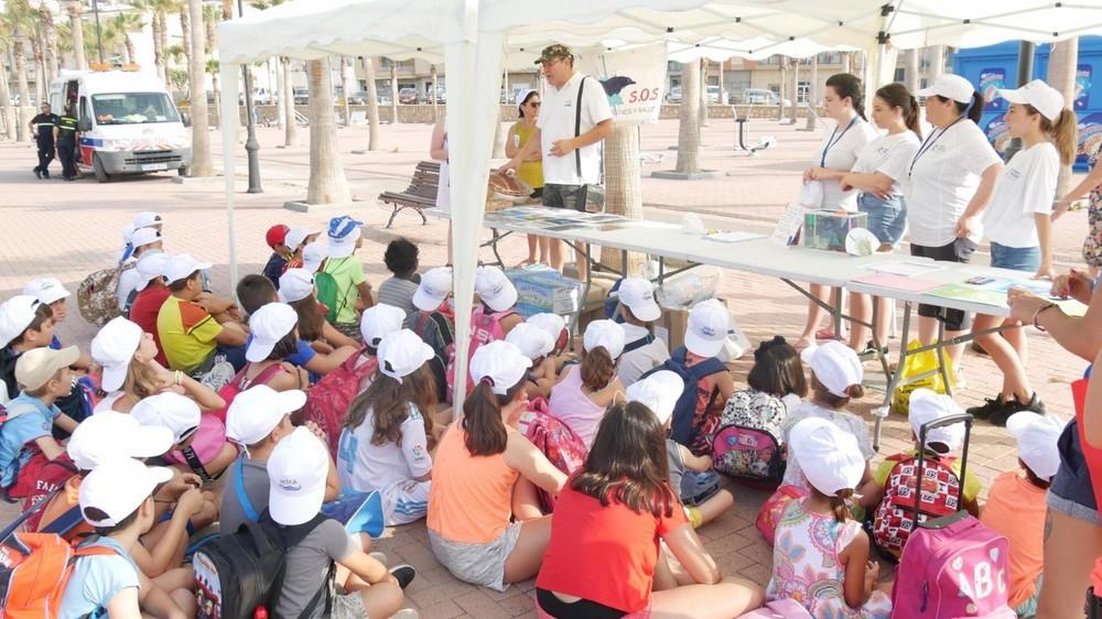 Casi un centenar de niños y niñas participa en una actividad medioambiental en la playa Sirena Loca