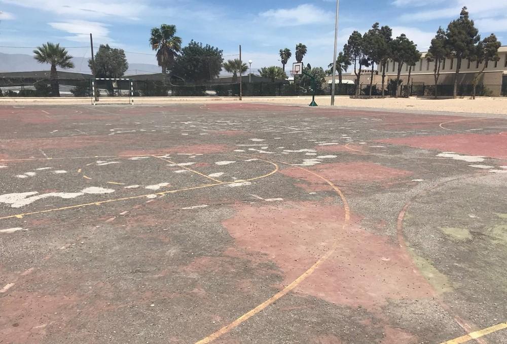 El PSOE de El Ejido denuncia que “después de tantas promesas del PP” las obras de las pistas del CEIP San Agustín siguen sin acometerse