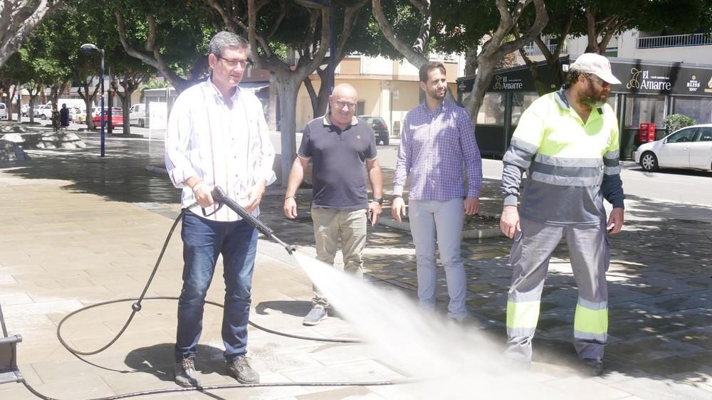 Manuel Cortés presenta un nuevo camión de baldeo para mejorar el servicio de limpieza