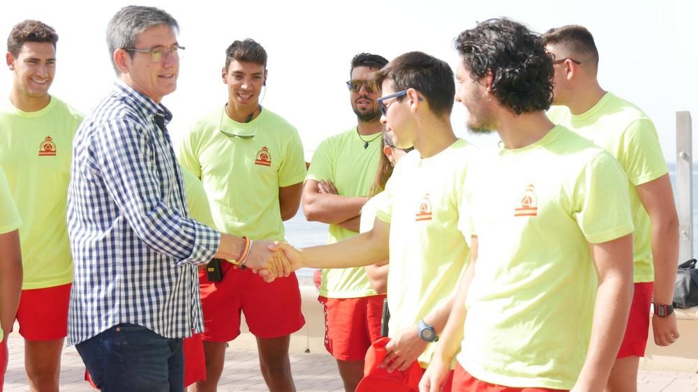 Una treintena de profesionales velan por la seguridad y tranquilidad de los bañistas en Adra