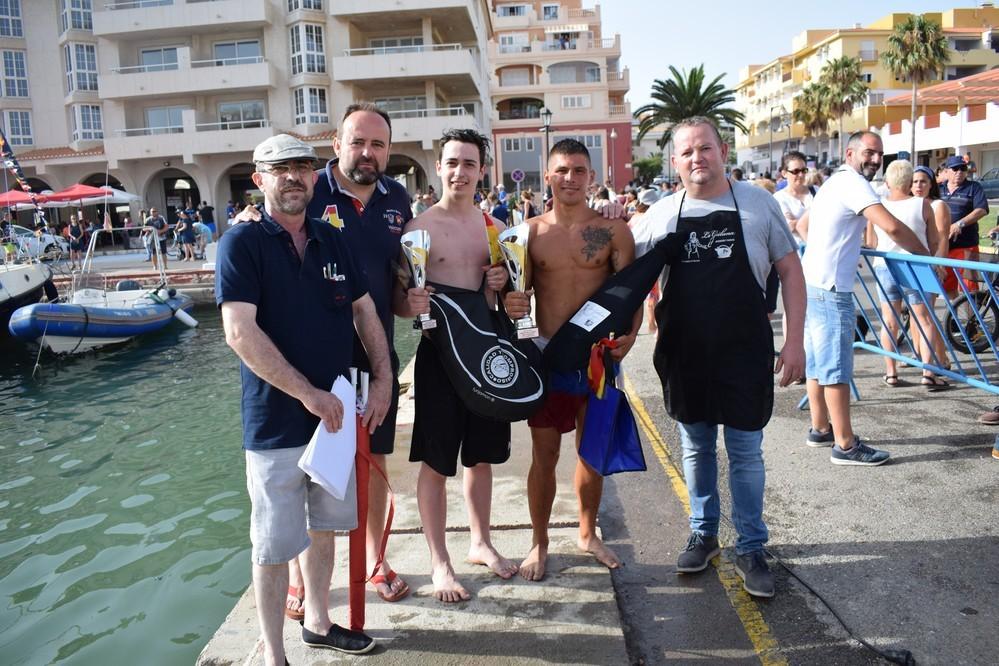 El roquetero Ferenc gana la cucaña de las fiestas patronales de Almerimar