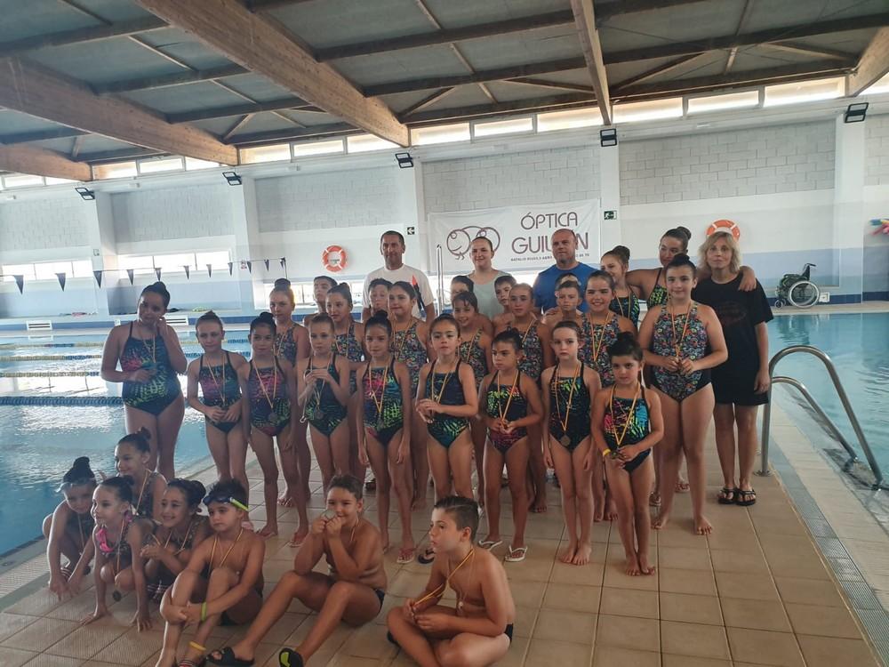 Más de una treintena de niños y niñas participan en la I Exhibición de Natación Artística en Adra