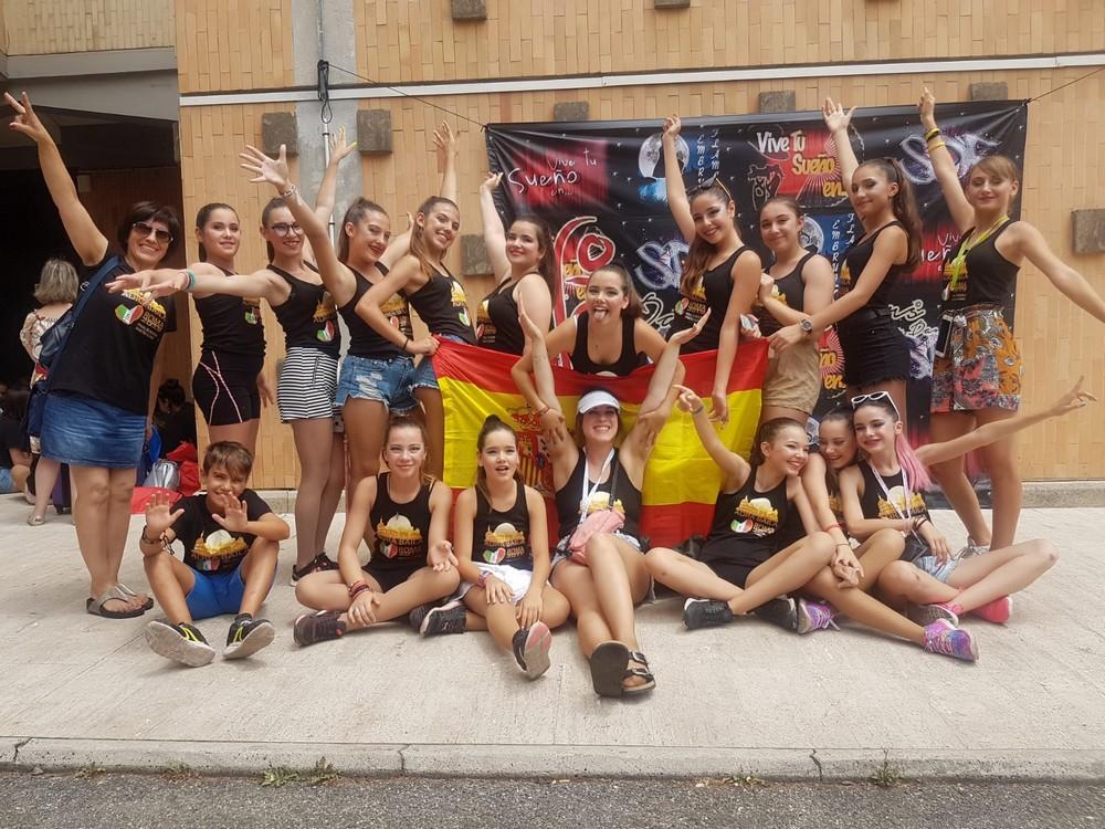 El grupo de juveniles de Adra Baila consigue la medalla de plata en la Final Europea del concurso 'Vive tu sueño'