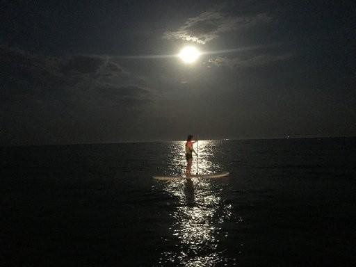 Los 'Tres días de luna llena' de Vícar arranca con una alta participación en la velada nocturna de paddle surf y kayak