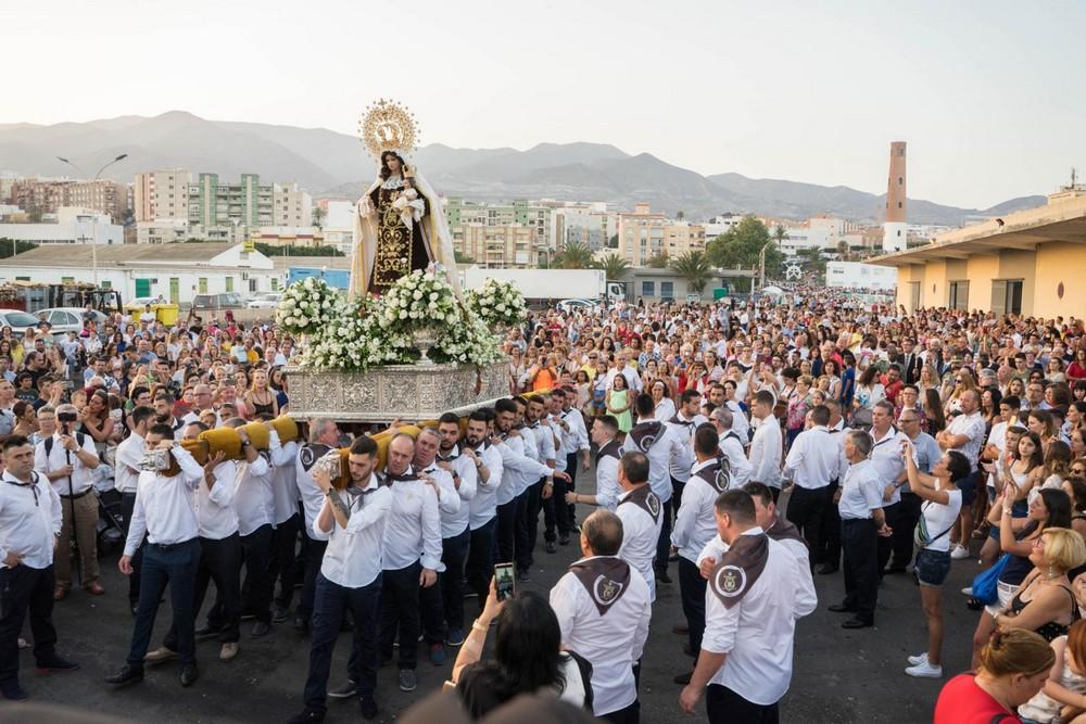 La Virgen del Carmen, patrona de los marineros, recorre las calles de Adra ante cientos de devotos