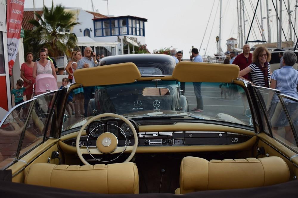 El Puerto de Almerimar viaja en el tiempo con una exitosa VIII Concentración de Coches Clásicos y Antiguos