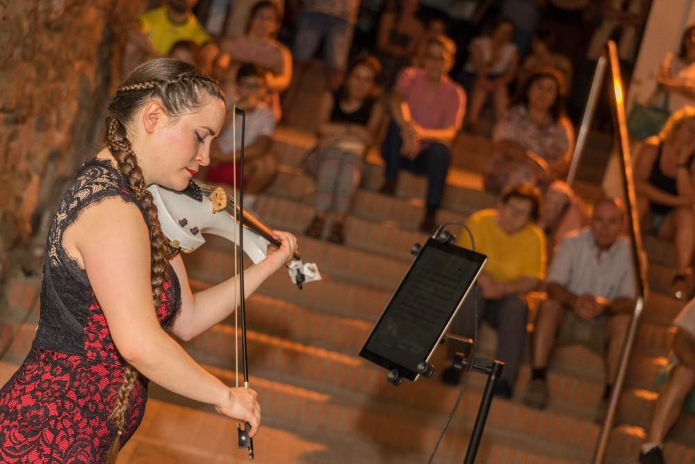 Cientos de personas llenan las calles de Adra en una inolvidable 'Noche en Vela'