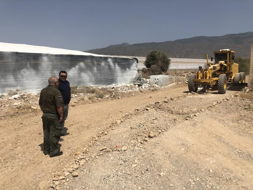 El Ayuntamiento intensifica los trabajos de desbroce y limpieza de cunetas durante los meses estivales para mejorar la seguridad de las vías rurales