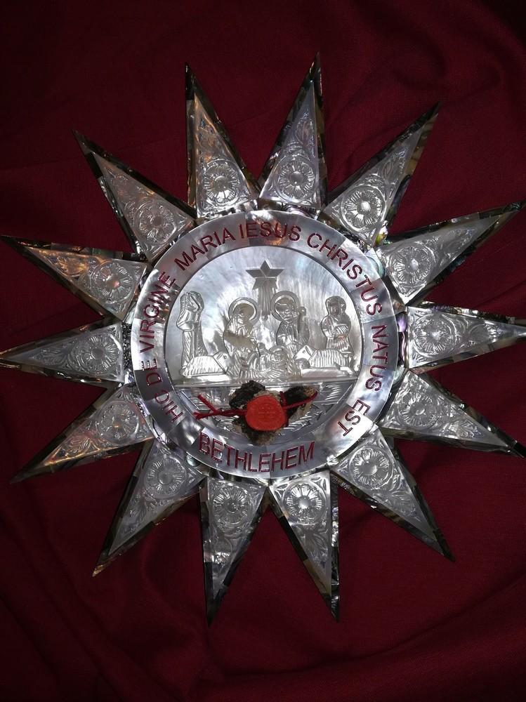 La Hermandad de San José María Rubio recibe la reliquia de la Gruta de la Natividad