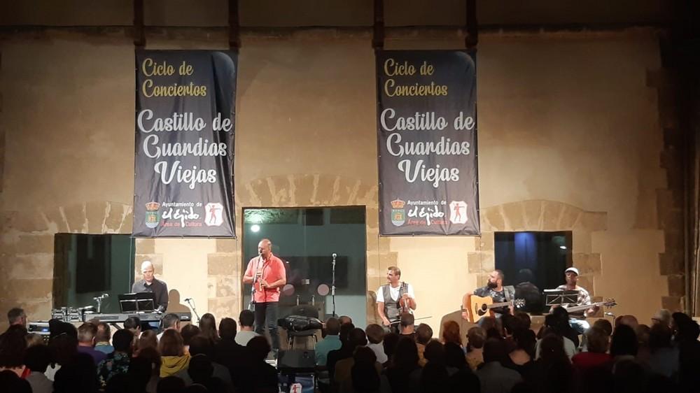 La melodía vocal de un coro infantil y el baile flamenco aderezan las noches en el Castillo de Guardias Viejas