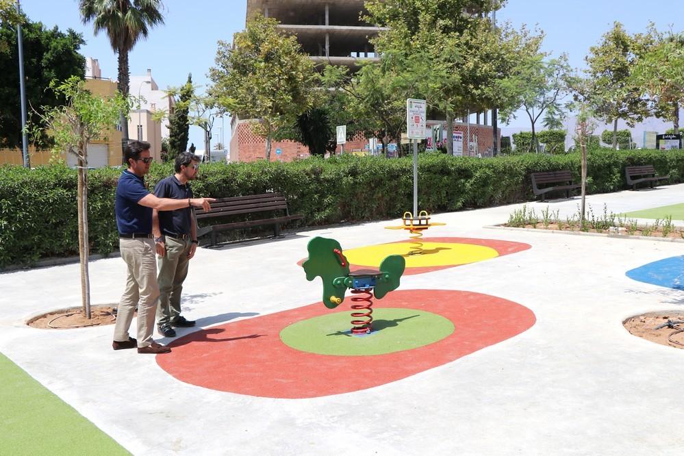La plaza de la Alpujarra suma nuevos columpios más inclusivos y un quiosco más equipado para dar un mejor servicio a este espacio