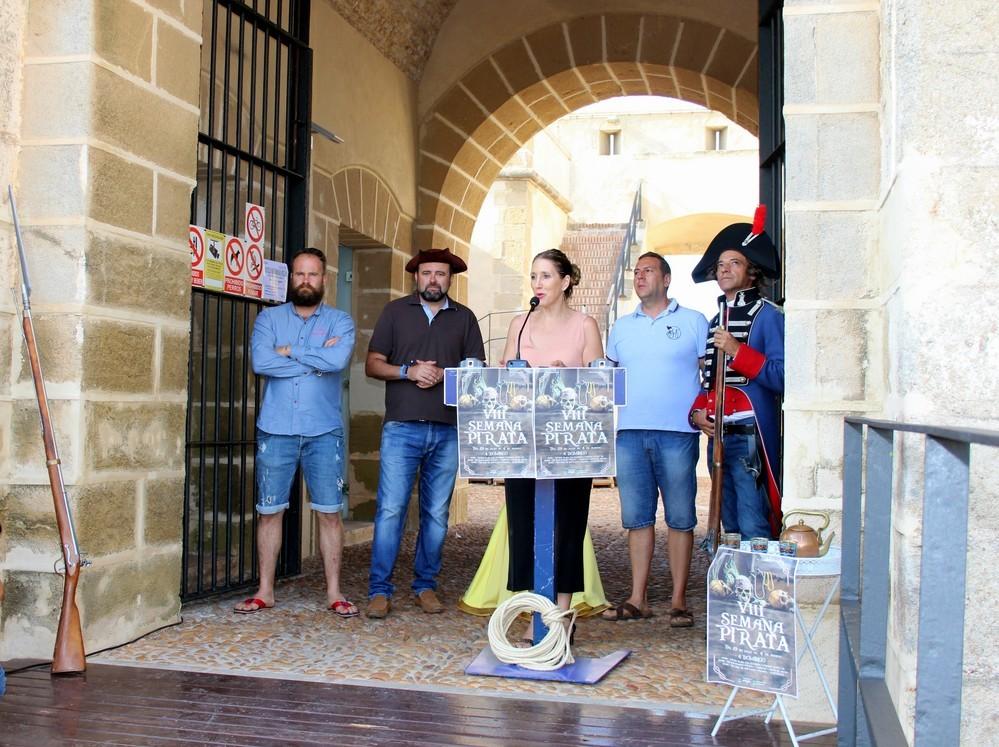 La VIII Semana Pirata de Almerimar desembarca con espectáculos aéreos, malabares, fuego y danza