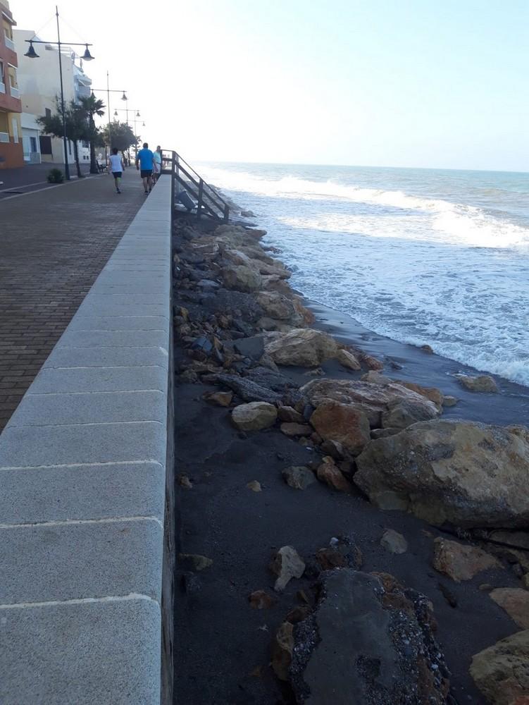 El Gobierno ejidense exige una solución definitiva para el litoral de Balerma después de que el último temporal se haya llevado la playa