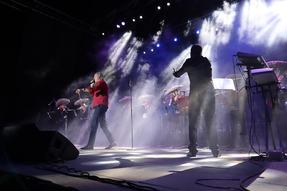 Bertín Osborne cautiva al público virgitano en su concierto de la Plaza Porticada