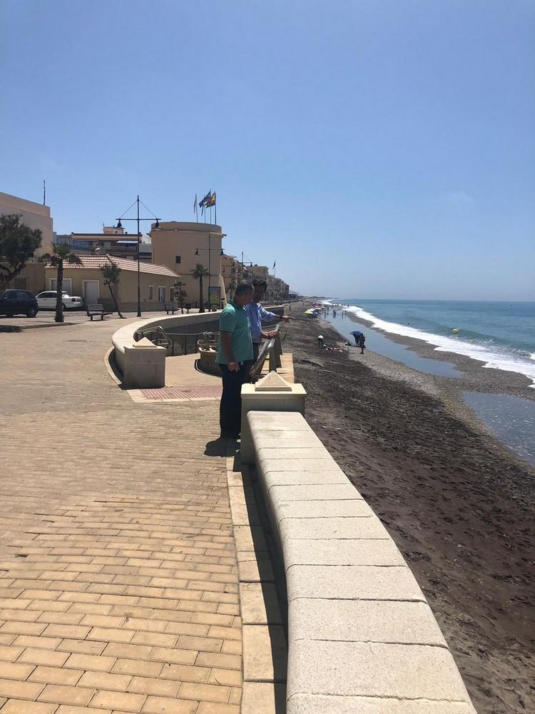 Góngora comprueba ‘in situ’ los daños que el temporal ha ocasionado en la playa de Balerma