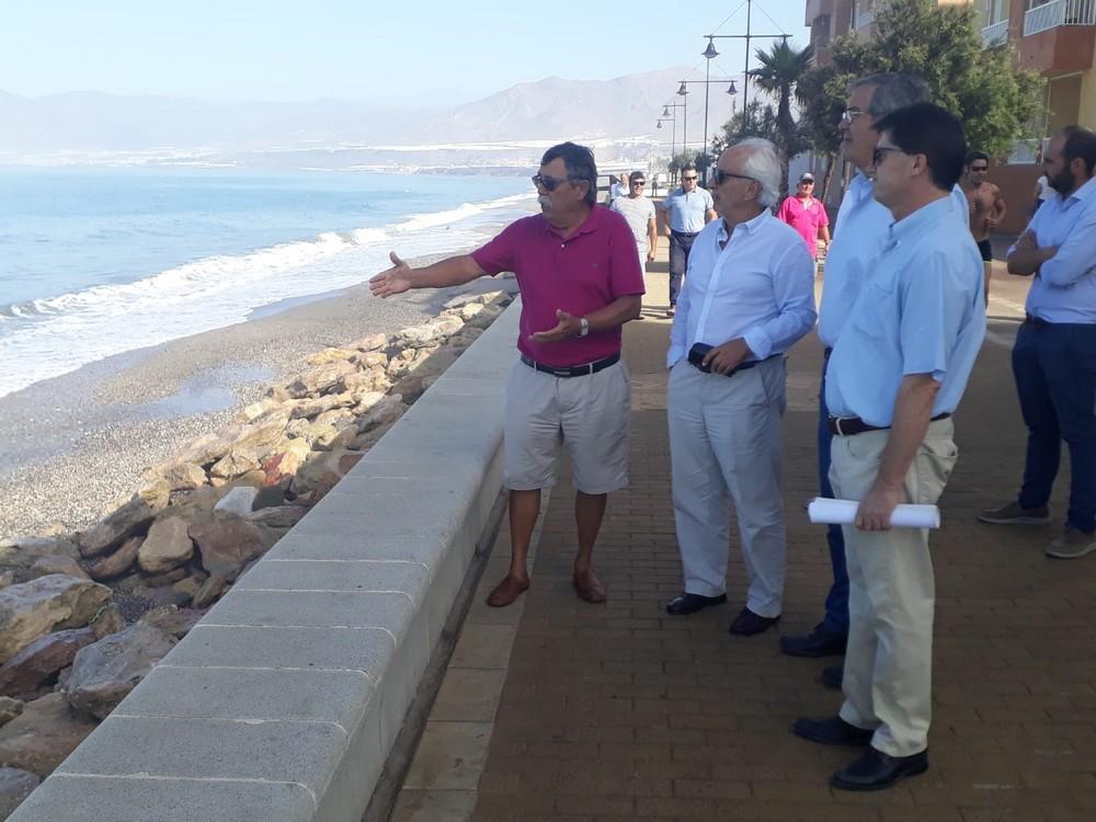 El subdelegado del Gobierno también visita la playa de Balerma afectada por la acción del temporal