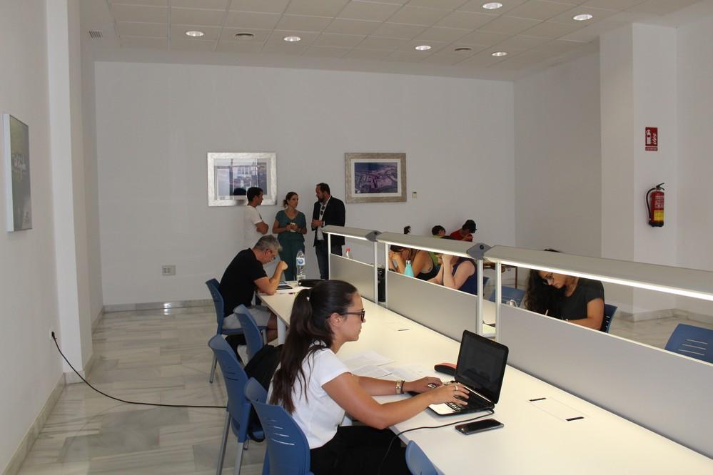 La sala de estudio y lectura de Almerimar funciona a pleno rendimiento