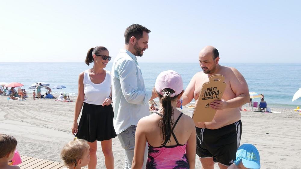 El Ayuntamiento de Adra reparte material para favorecer la limpieza en playas y apela a la colaboración ciudadana