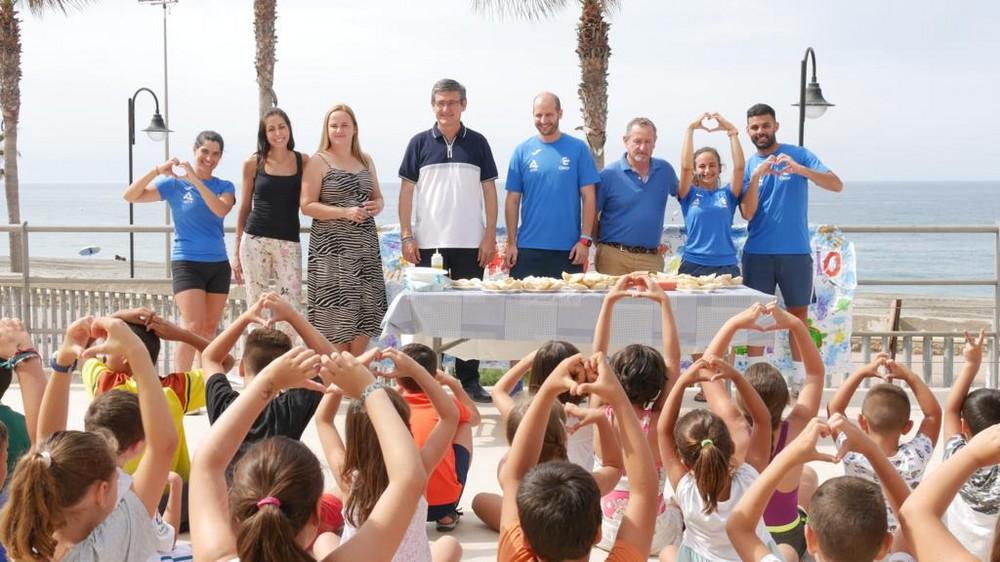 Más de una treintena de niños y niñas amenizan las mañanas de verano en el Campus de la Piscina Municipal