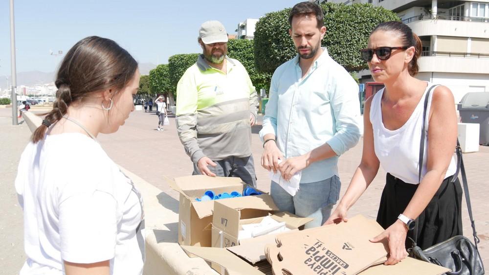Ayuntamiento de Adra reparte material para favorecer la limpieza en playas y apela a la colaboración ciudadana