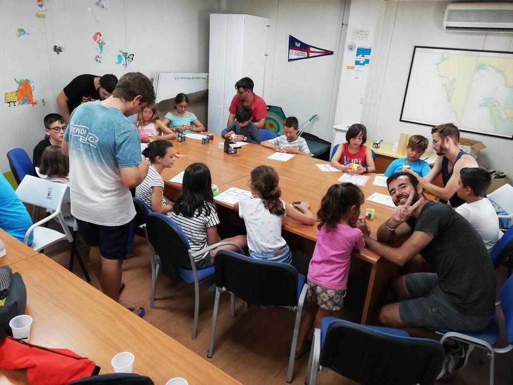 El primer taller de cubo de rubik reunió ayer a 15 niños en el Club Náutico de Almerimar