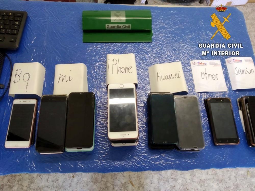 La Guardia Civil detiene a una persona y recupera casi 50 móviles hurtados en Dreambeach