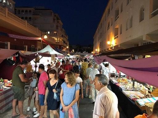Un Dinosaurio y más de 50 puestos de artesanía en el Mercado temático 'Las Mil y una Estrellas'