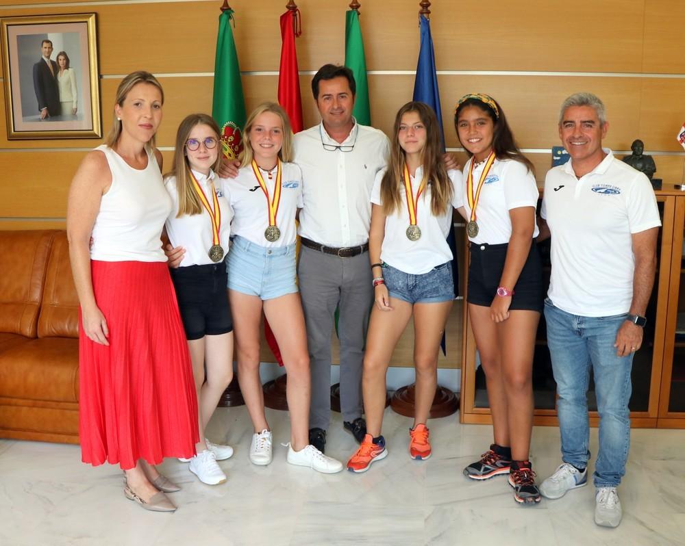 El alcalde y la edil de deportes han recibido hoy en el Ayuntamiento a las campeonas de España de remo