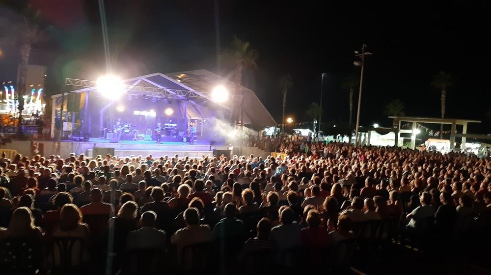 El grupo musical ‘Los Puntos’ hace volver a los años 60 y 70 a abderitanos y visitantes en Pago del Lugar