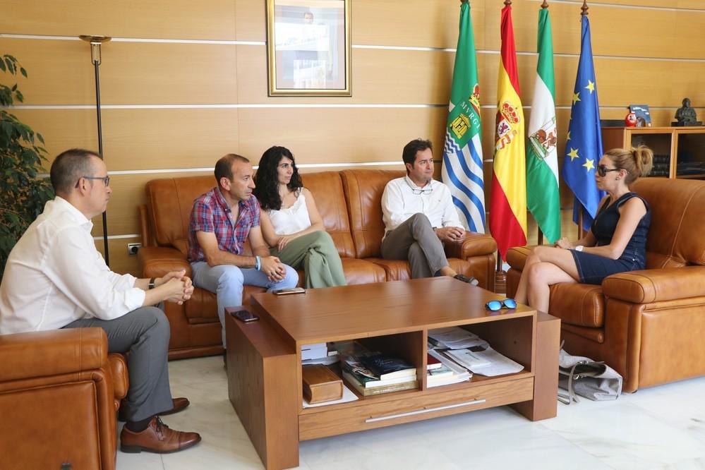 El alcalde traslada a la directora general de Discapacidad de la Junta la necesidad de destinar mayores recursos a El Ejido para atender las necesidades sociales de la población