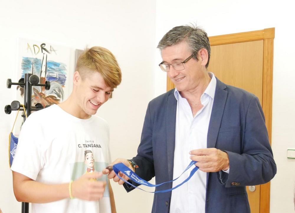 Manuel Cortés recibe a Gonzalo Marín, medalla de plata en el Campeonato de España de Natación