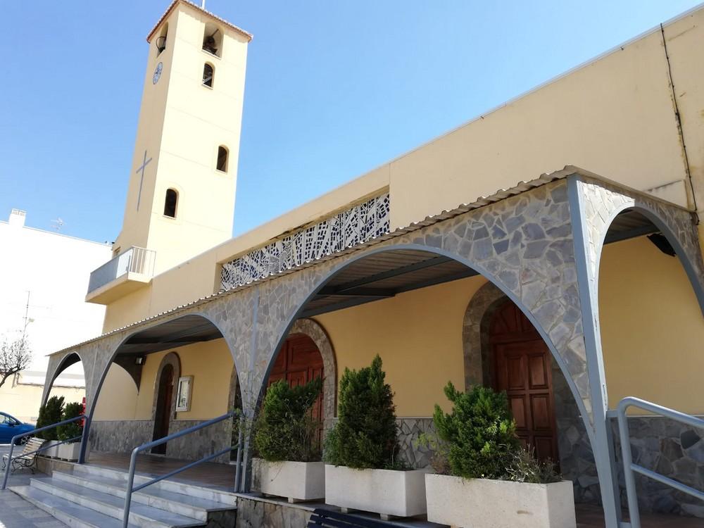 Los vecinos de Santa María del Águila se manifestaron ayer mostrando su descontento por el traslado de iglesia de Mariano Delgado