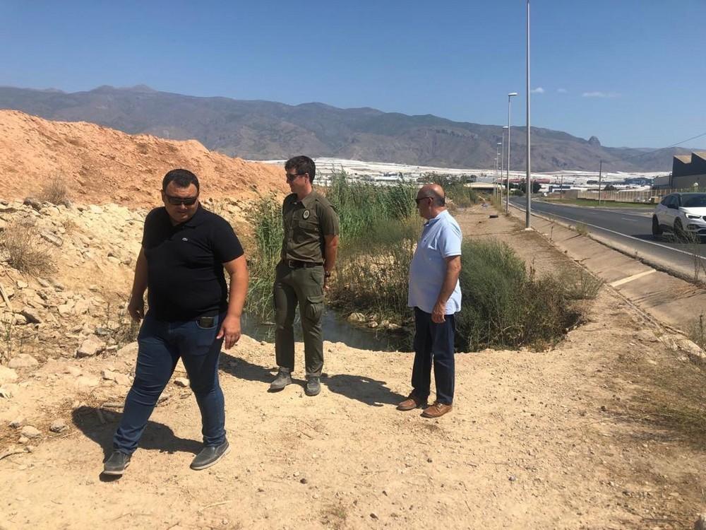 El concejal de Agricultura supervisa los trabajos de desbroce y limpieza de cunetas que se realizan en los caminos rurales para mejorar la seguridad en el campo