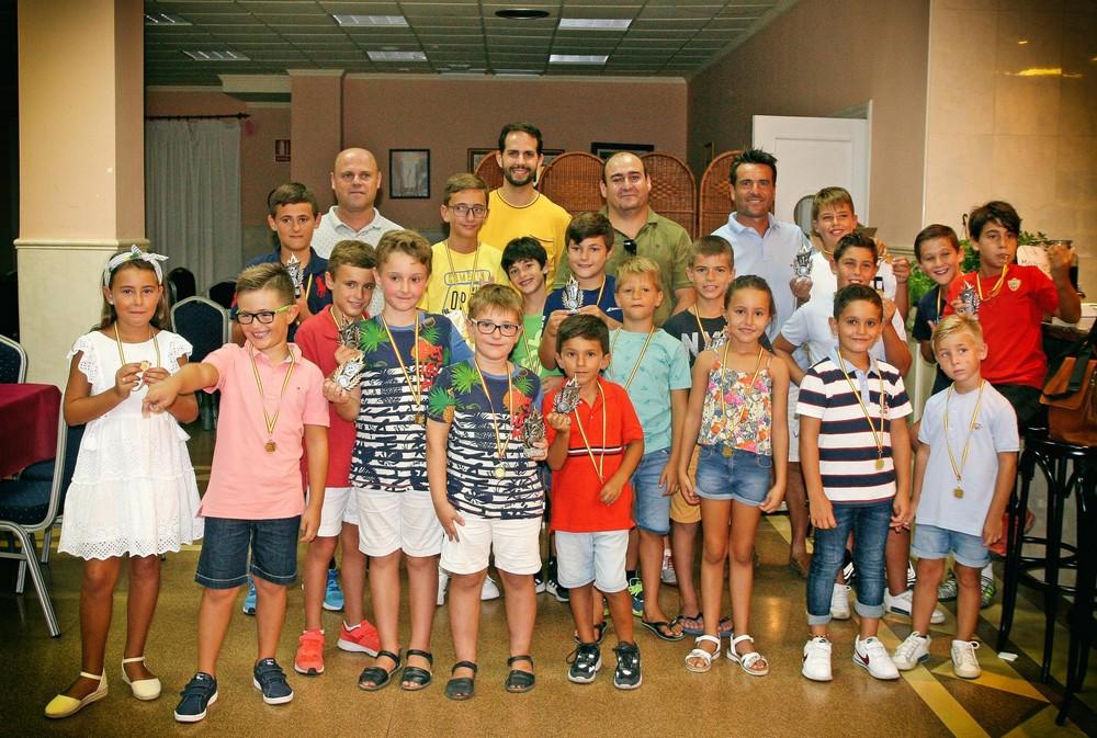 El II Torneo de padel canario acoge a 25 niños y niñas