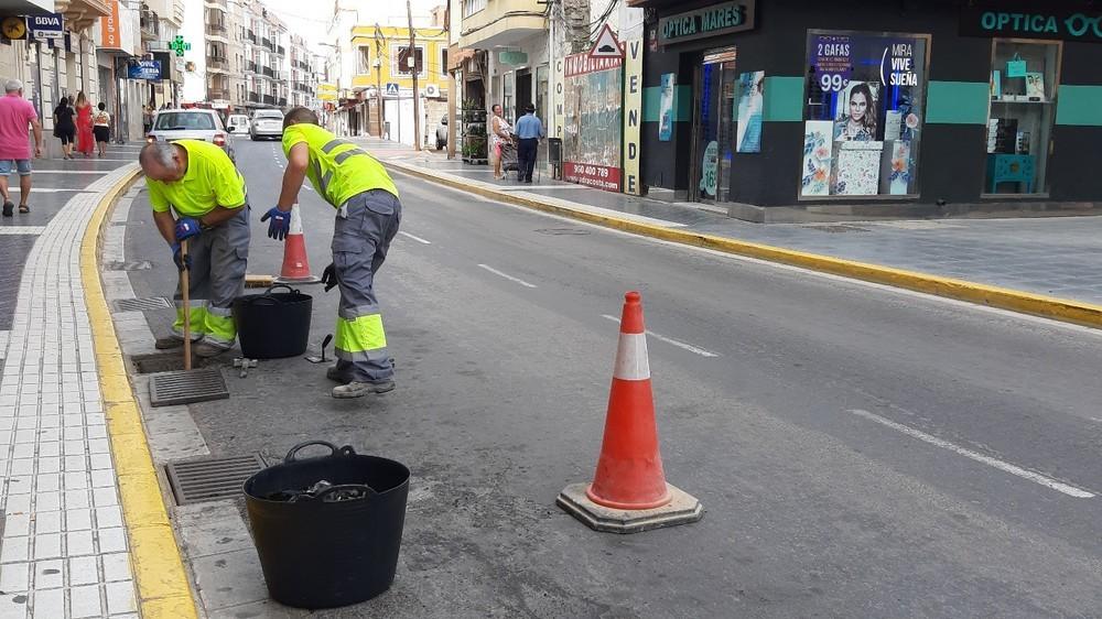 El Ayuntamiento de Adra activa labores preventivas de limpieza de la red de pluviales