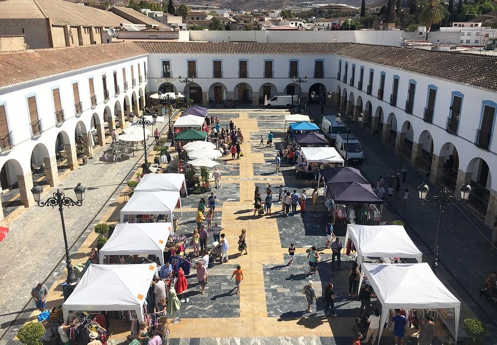 El Mercado de Saldos de Berja llega este sábado a la Plaza Porticada
