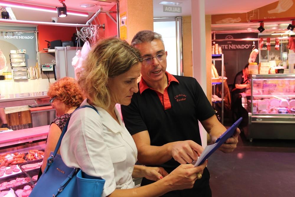 La concejala de Comercio, Sanidad y Consumo, Montserrat Cervantes, atiende a los comerciantes de los diferentes mercados de abastos