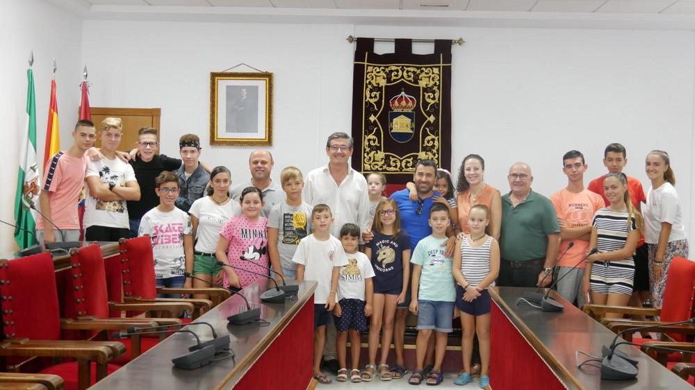 El Ayuntamiento de Adra recibe a la Escuela Municipal de Karate en su vigésimo aniversario