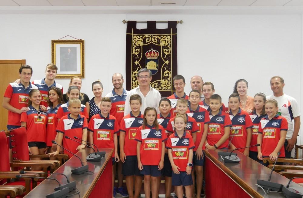 El Ayuntamiento de Adra recibe a los jóvenes del Club de Natación ‘Ciudad de Adra’