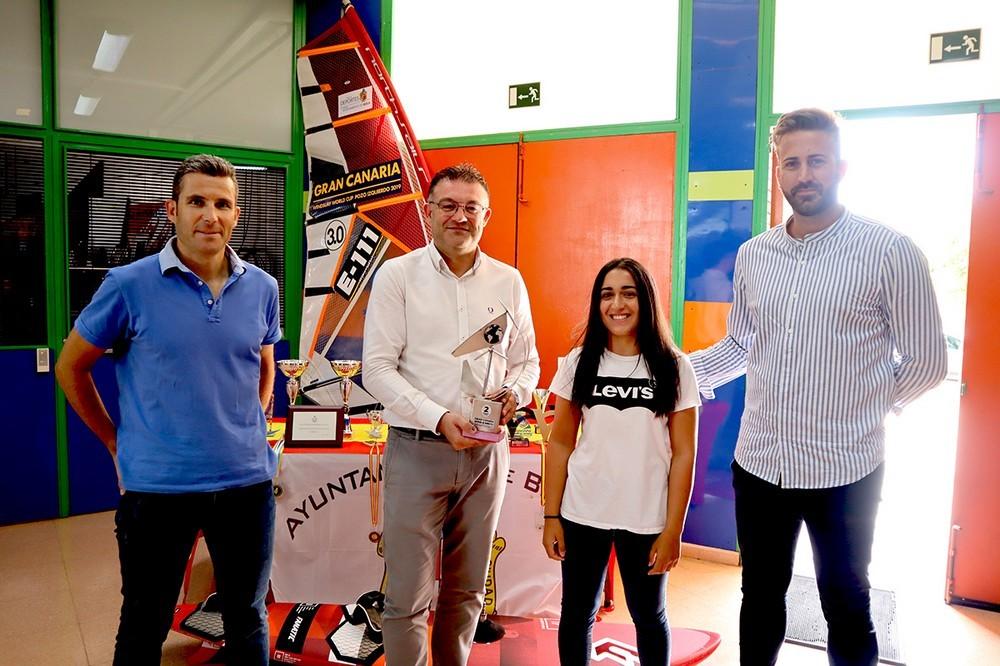 El alcalde de Berja recibe al windsurfista Regina Villegas, subcampeona del Mundo under 20