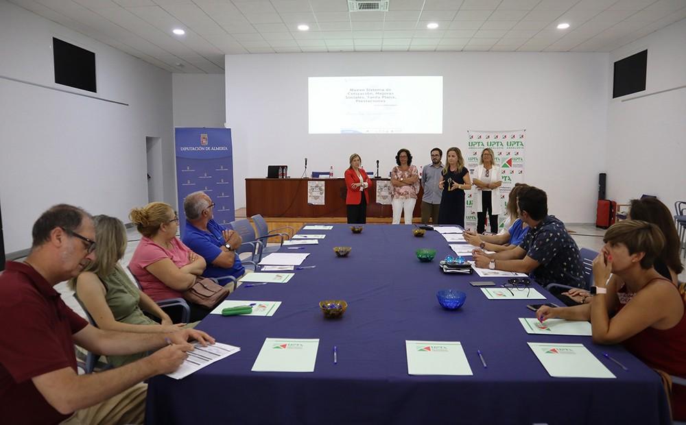 Los autónomos de Berja conocen el nuevo sistema de cotizaciones y mejoras sociales