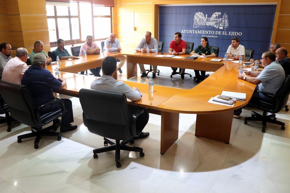 Una reunión del alcalde con los presidentes de las Juntas Locales analiza las líneas de trabajo durante los próximos años en materias como la limpieza o la mejora de las infraestructuras públicas