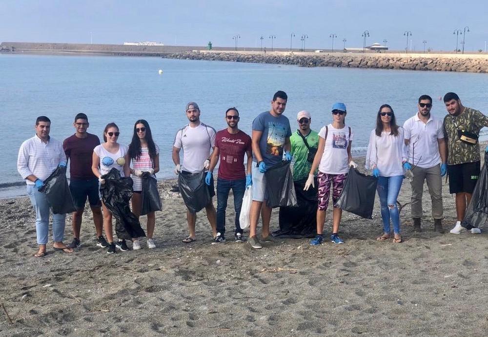 NNGG inicia en las playas de Adra su campaña 'Mar sin basura, un paso más'